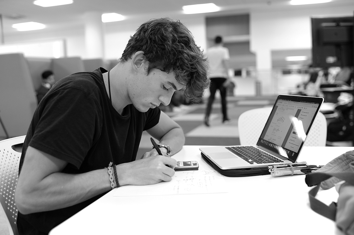 Alumno de economía realizando apuntes.