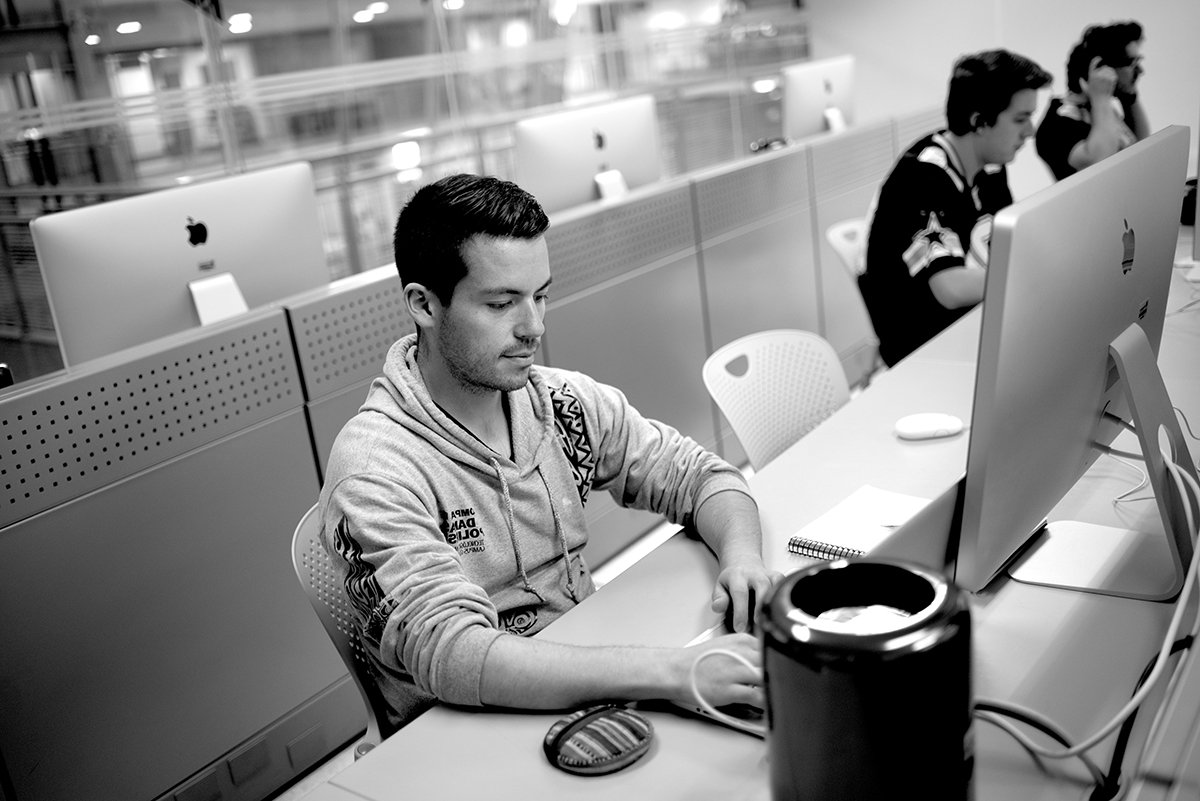 Alumno usando computadora