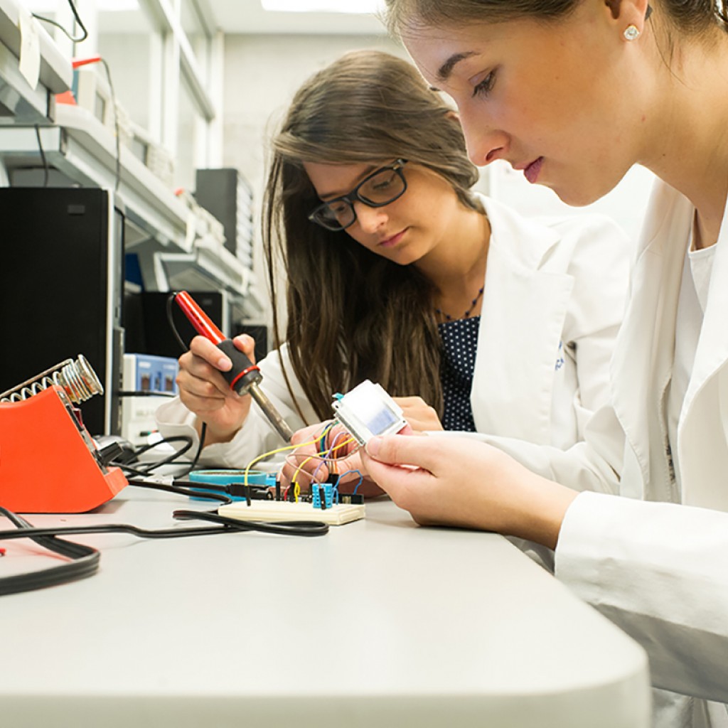 Alumnas realizando proyecto electrónico