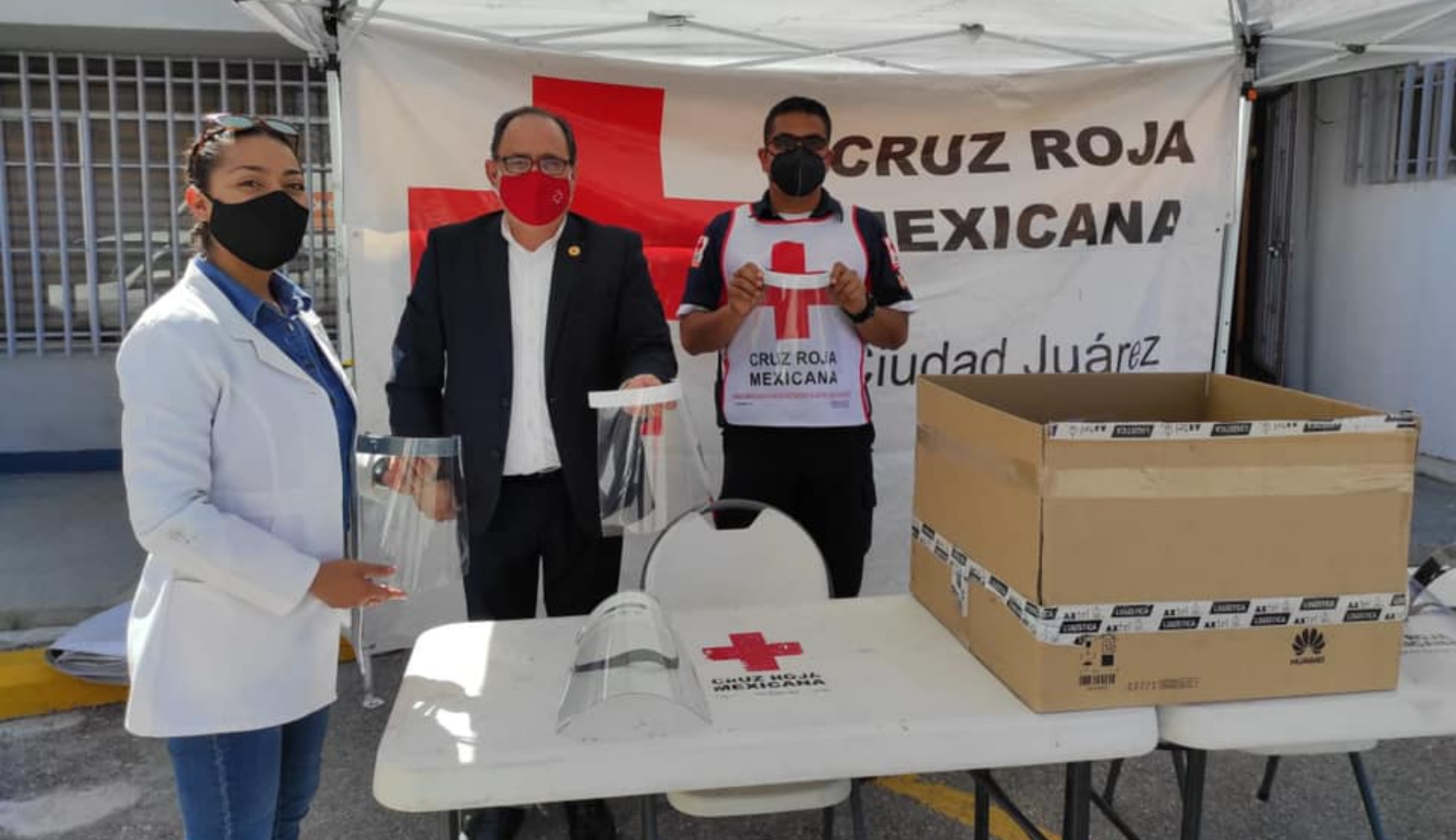 Cruz Roja recibiendo caretas donadas.