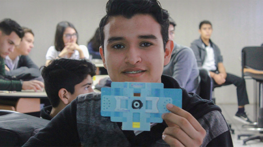 Alumno-con-foldscope-entregado-por-lider-del-manana-campus-ciudad-obregon