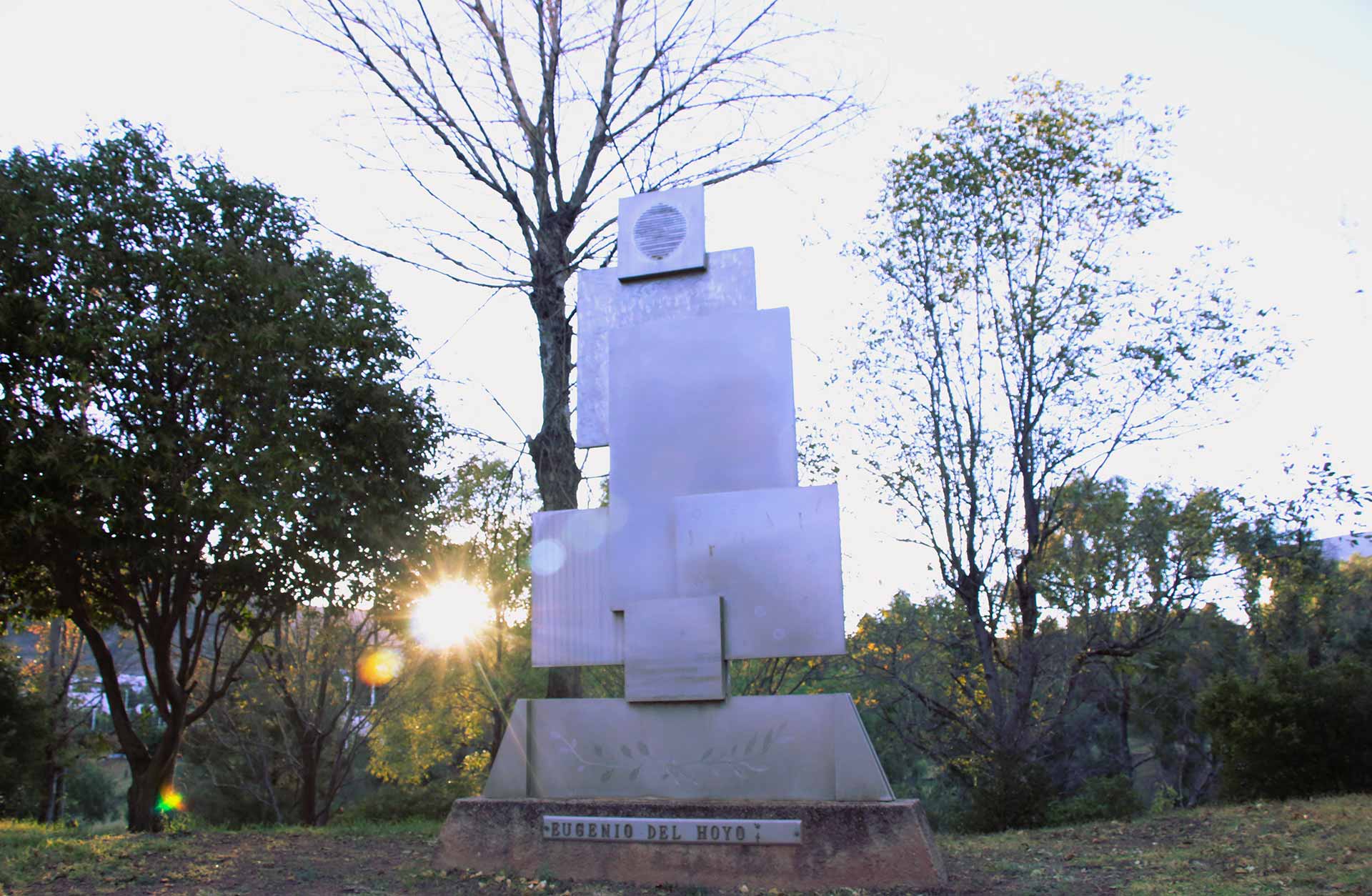 Se muestra el monumento, en una foto donde se observa también el brillo del sol