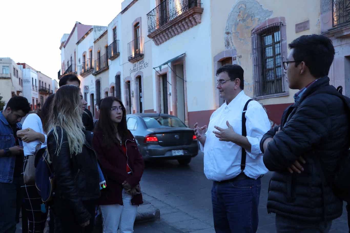 El profesor Guajardo dando un recorrido por el centro histórico de la ciudad