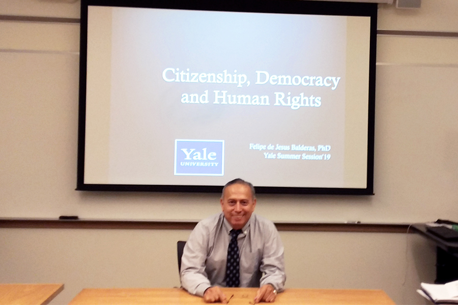 Profesor Felipe Balderas durante su conferencia en Yale