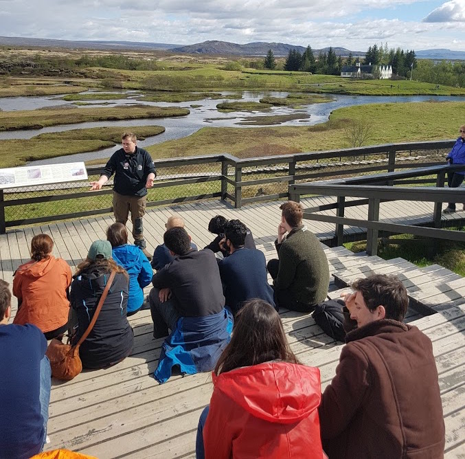 Claudia Diezmartínez y su grupo en el viaje de fin de curso en Islandia de la maestría en Política Ambiental.