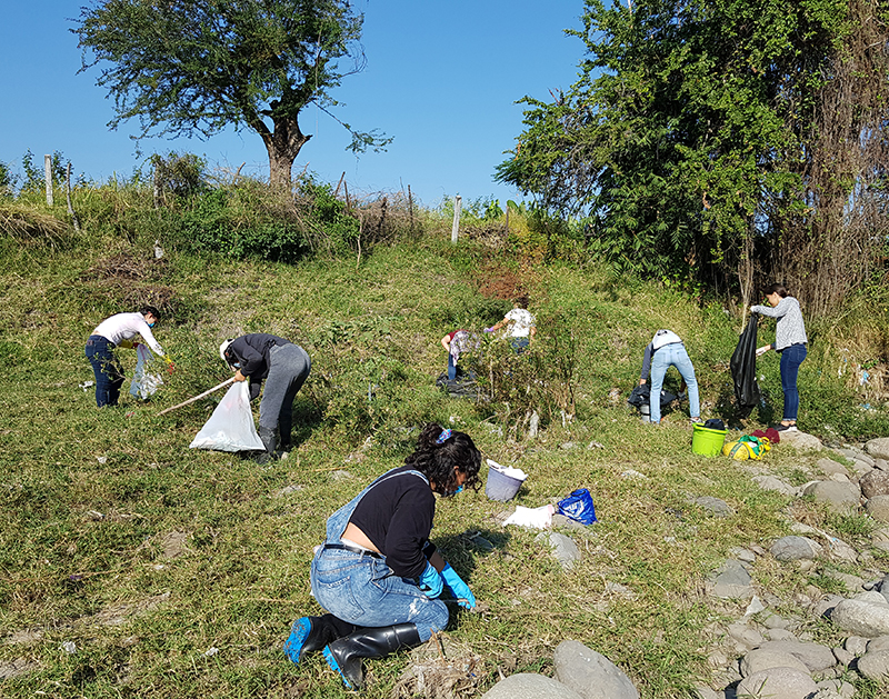 Alumnos de la agrupación Litros de Ayuda limpian el río Apatlaco