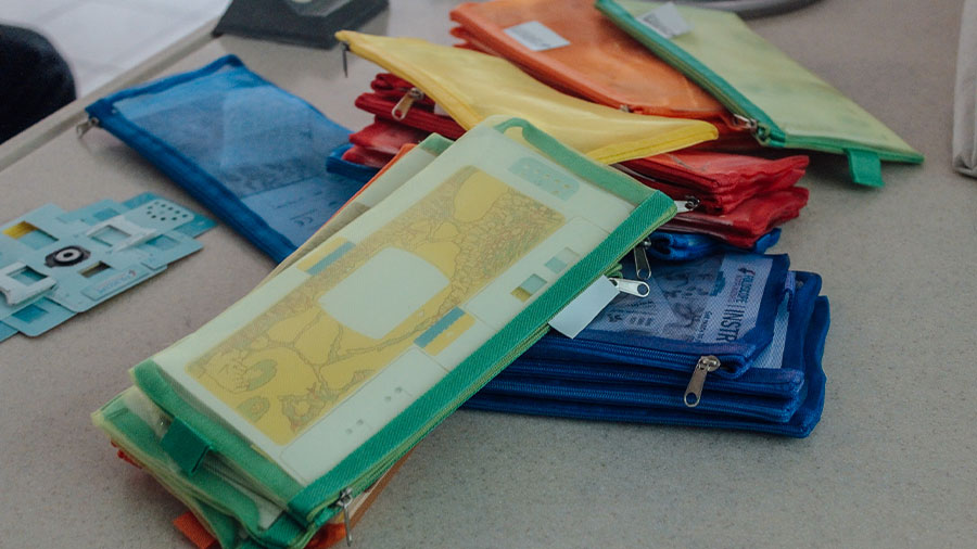 Microscopios origami distribuidos por líder mañana para escuelas