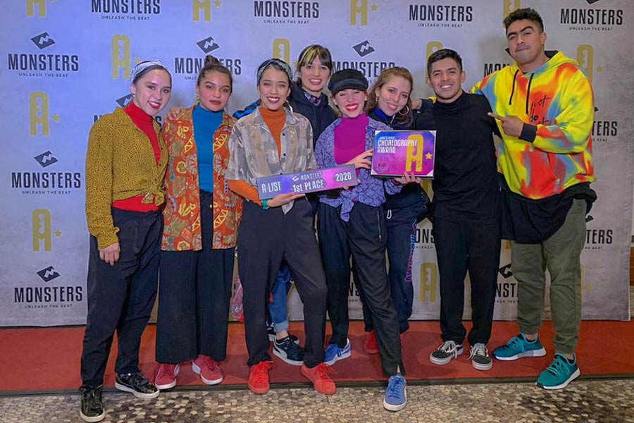 The UC'S Crew posando con premios de la competencia Monsters