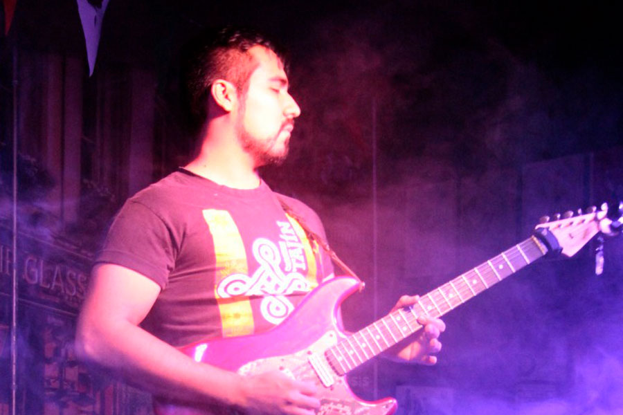 Adrián Ferral es guitarrista de la banda Huitzil