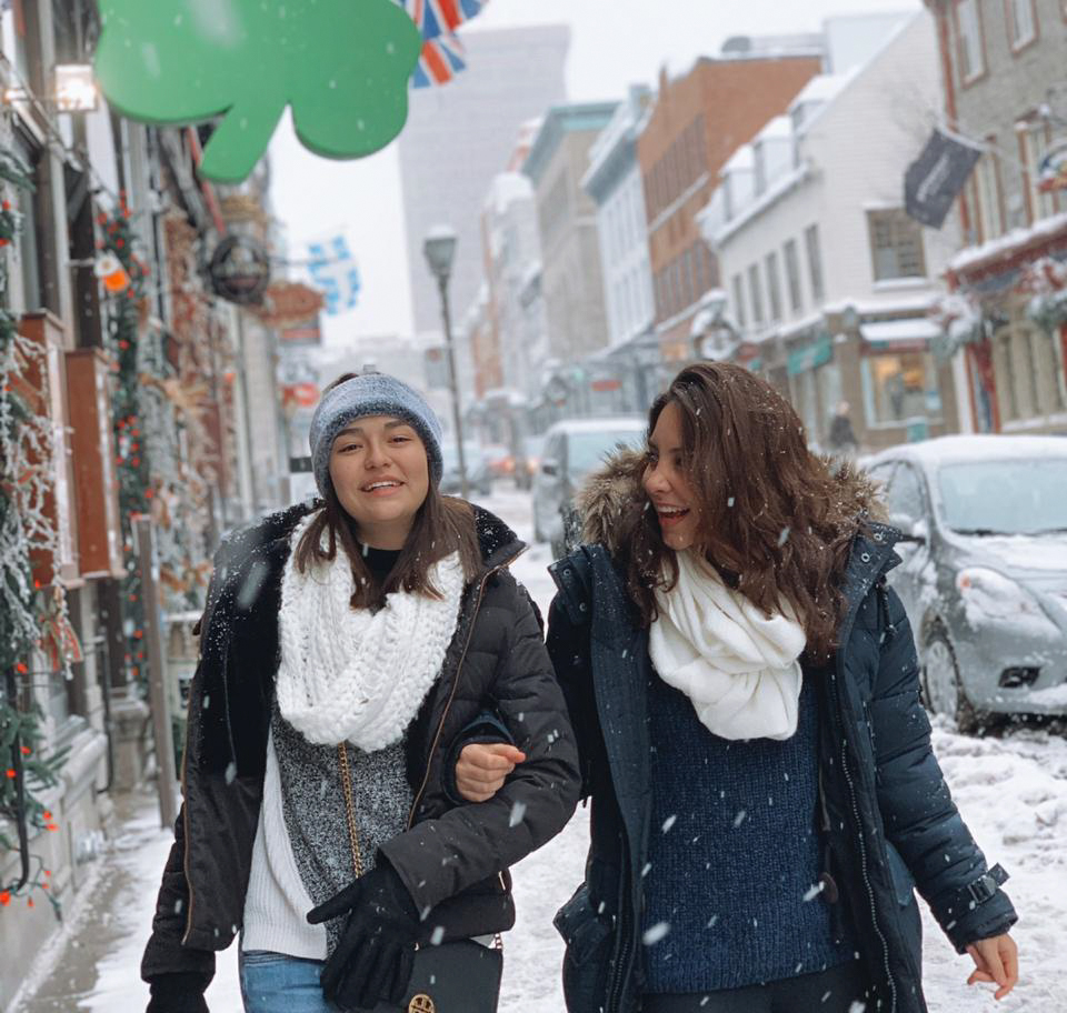 alumnas caminando por calle nevada en inglaterra