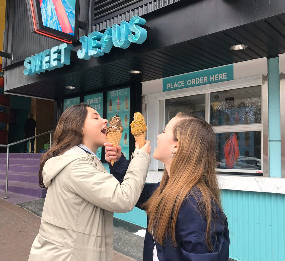 alumnas comiendo helado en canada