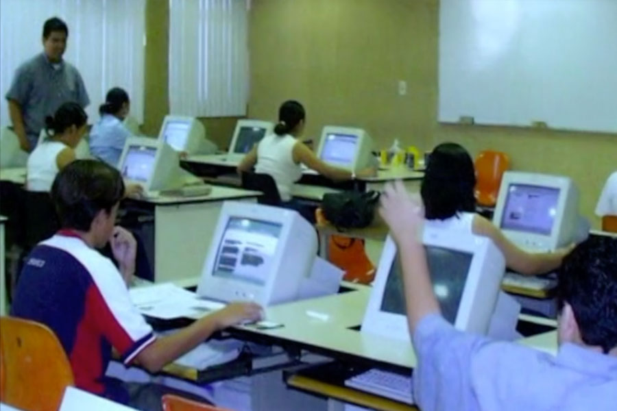 Alumnos en clases de informática.