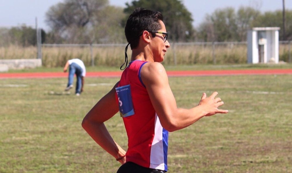 Andres Hots, alumno de PrepaTec, durante una competencia de atletismo.