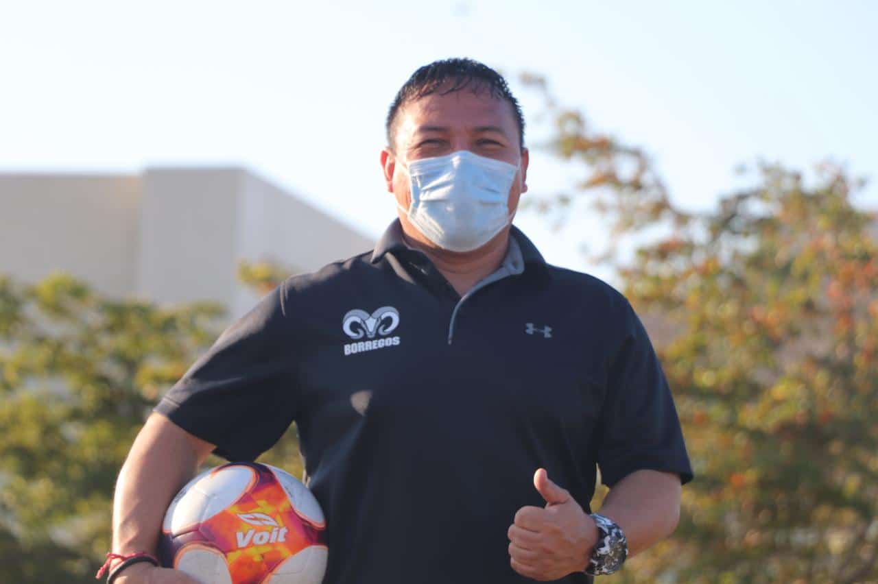 Antonio Hernández, entrenador del equipo representativo de fútbol de Borregos Tampico.