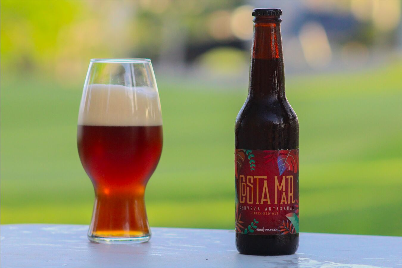 Cerveza marca Costamar "Irish Red Ale" embotellada y servida en vaso.