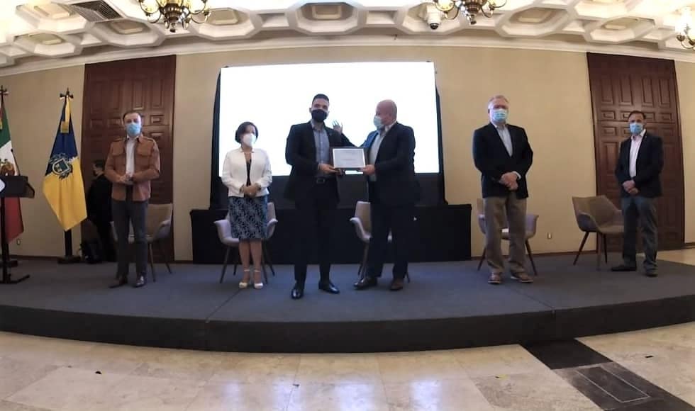 Enrique Alfaro, Gobernador de Jalisco, entregó el reconocimiento a Diego Eloyr Navarro durante la ceremonia del Premio Estatal de Innovación, Ciencia y Tecnologí