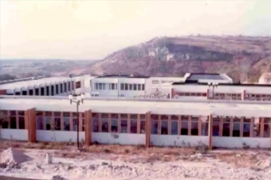 Construcción de los primeros edificios del campus.