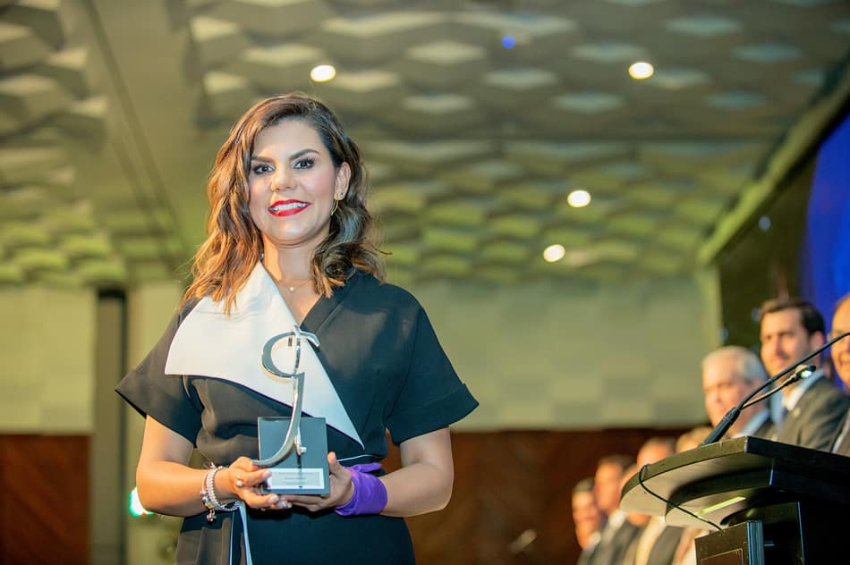 Daniela Gordillo recibe premio Rómulo Garza otorgado por el Tec por libro Nutrición Molecular