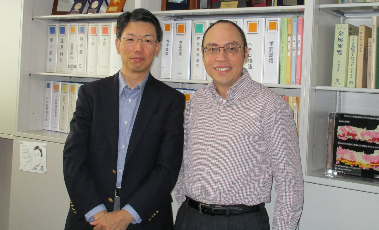 Aquí se muestra el Dr. Batres con el director del Centro de Investigación de Materiales Estructurales 3D/4D de la Universidad de Kyushu en Japón.