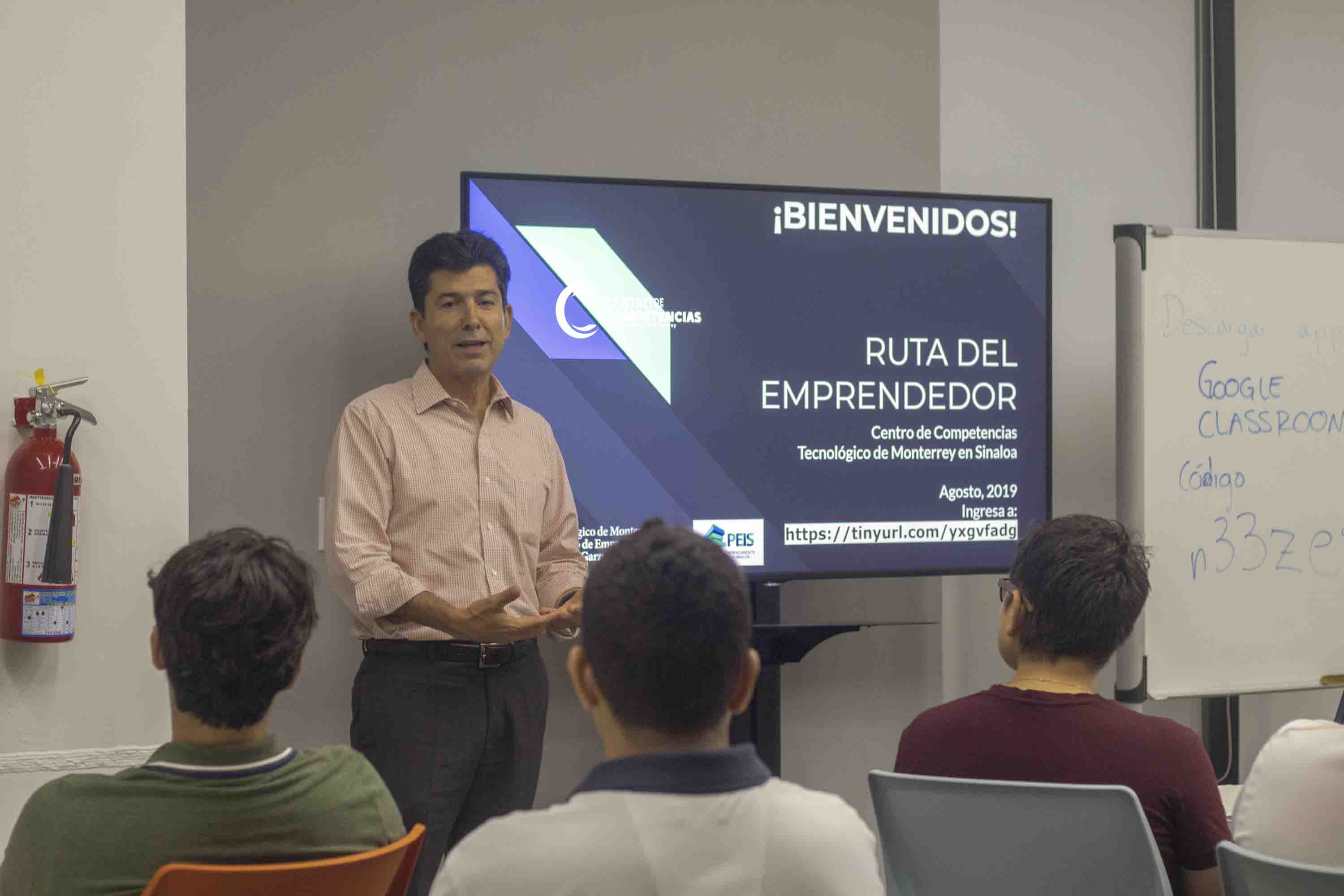 Ingeniero Isidro Cavazos de León dando apertura a la segunda generación de la ruta del emprendedor