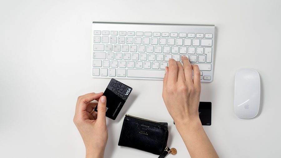 teclado de computadora y tarjeta de credito