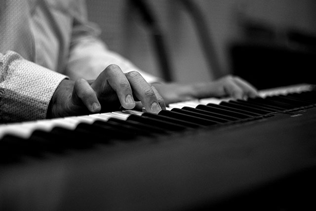 Zamir Corzo comparte su talento y pasión por el piano