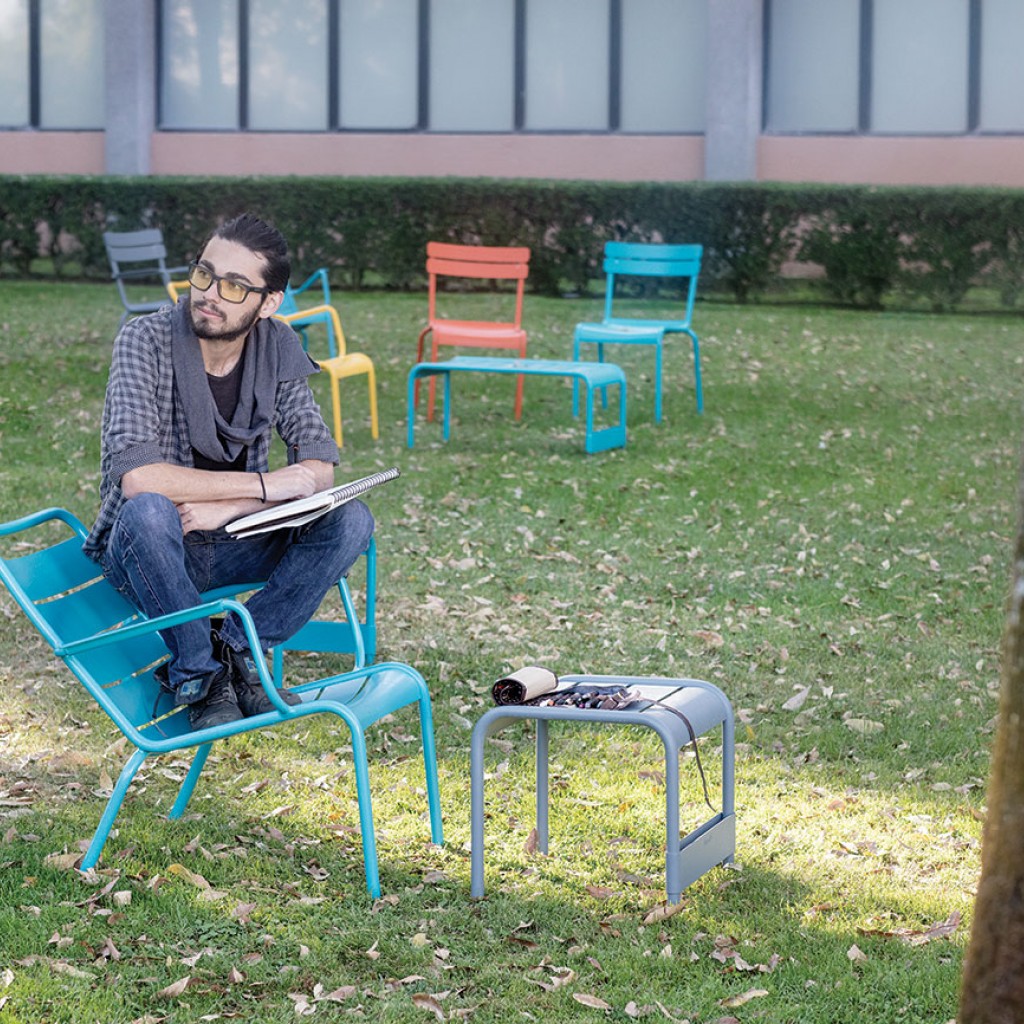 Alumno en jardín del campus