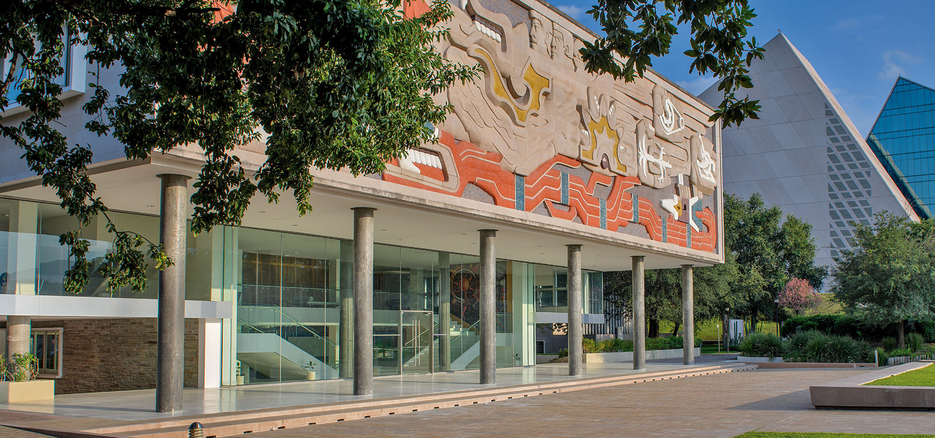 Vista lateral de Rectoría Campus Tec de Monterrey