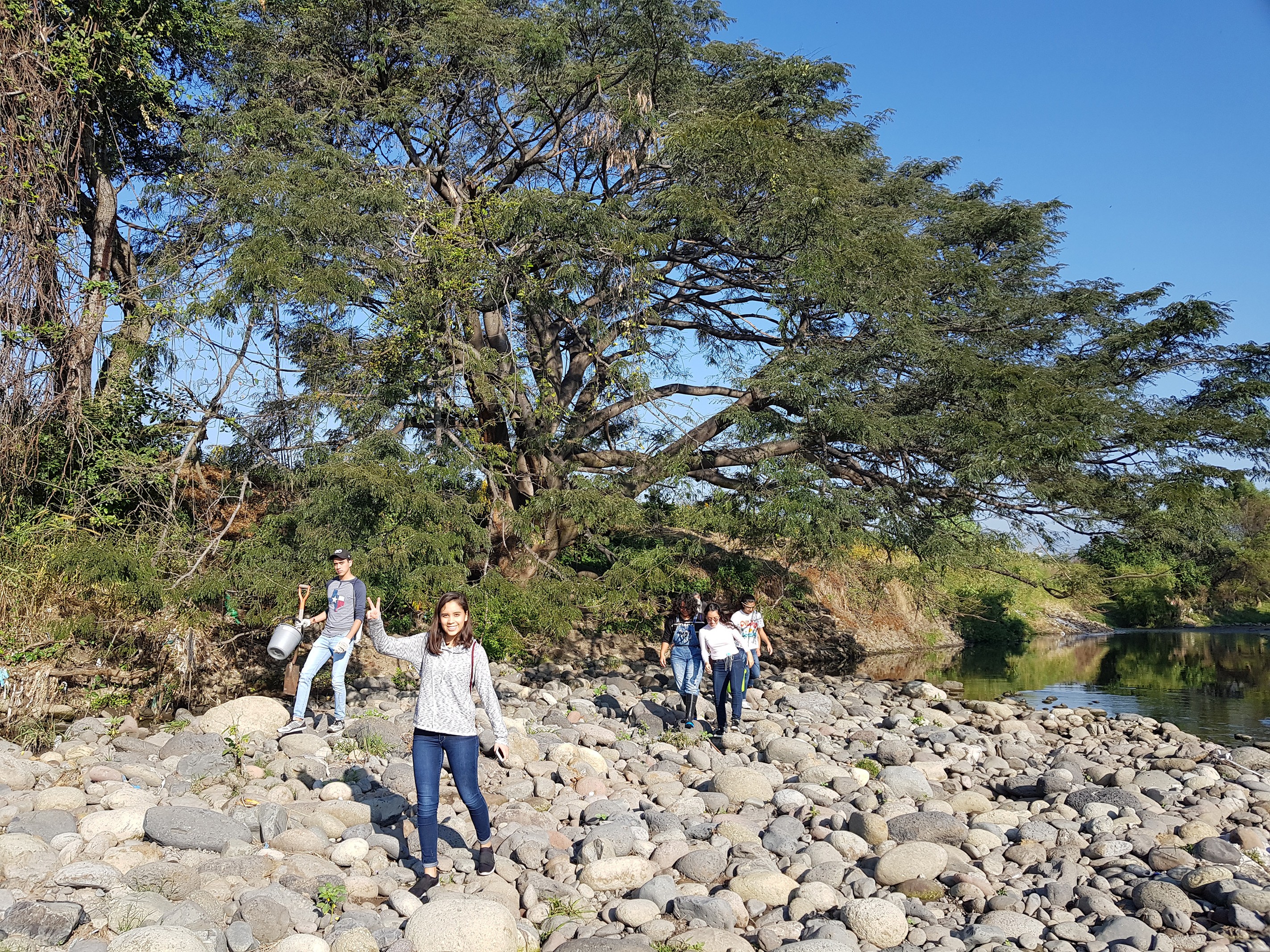 Voluntarios limpian el río Apatlaco