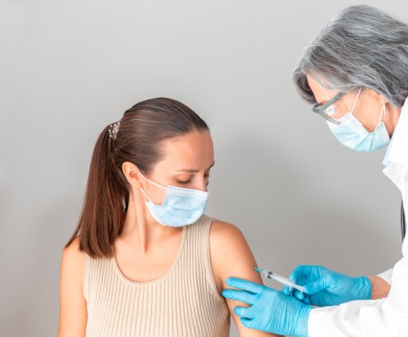 Las personas pueden obtener diferentes beneficios al vacunarse contra el COVID-19.