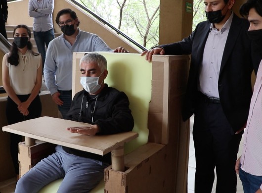 Abuelito probando una silla de cartón