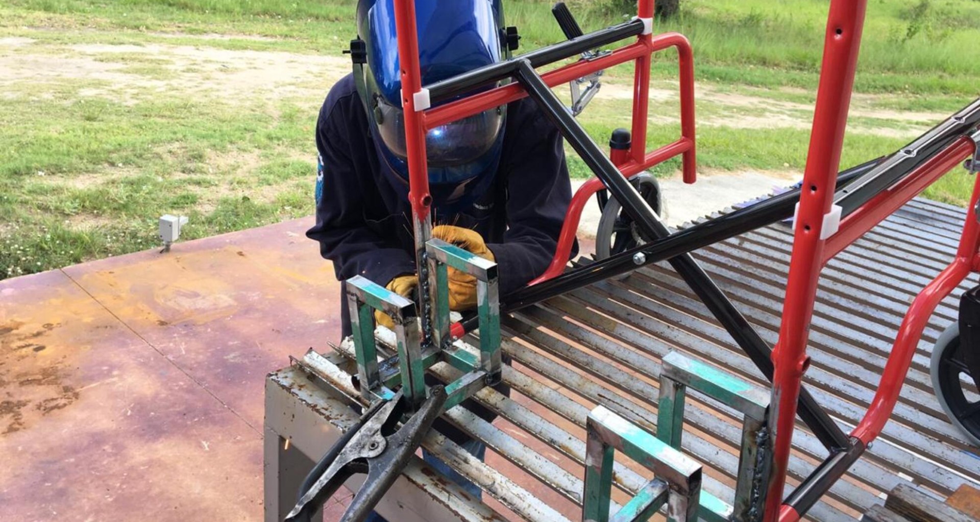 Alexis Avilés construyendo una silla eléctrico