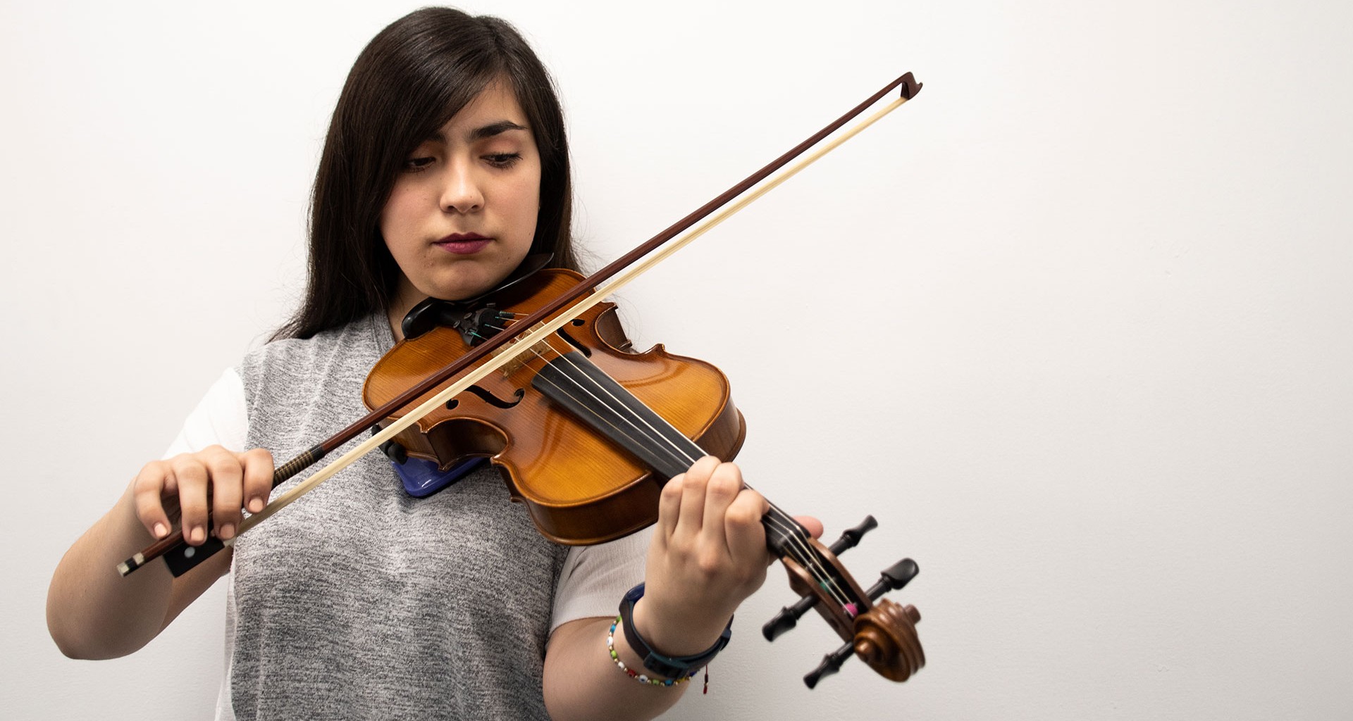 Marcela con su violín de madera