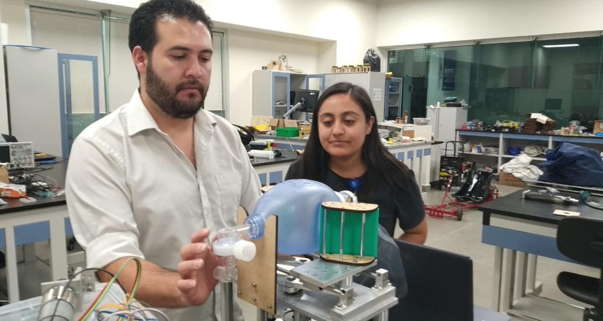 Crean expertos del Tec prototipo de bajo costo y automatizado de ventilador médico
