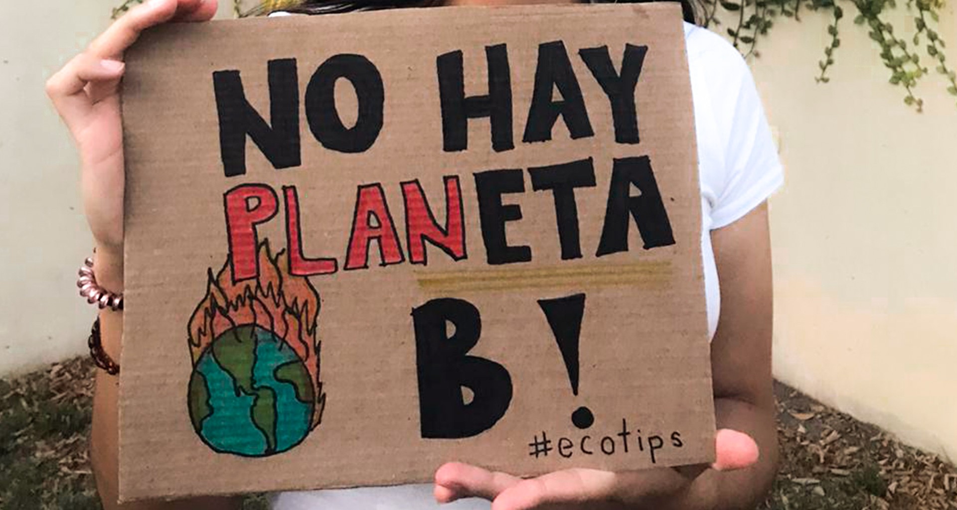 Melissa sosteniendo un cartel que dice "No hay planeta B"