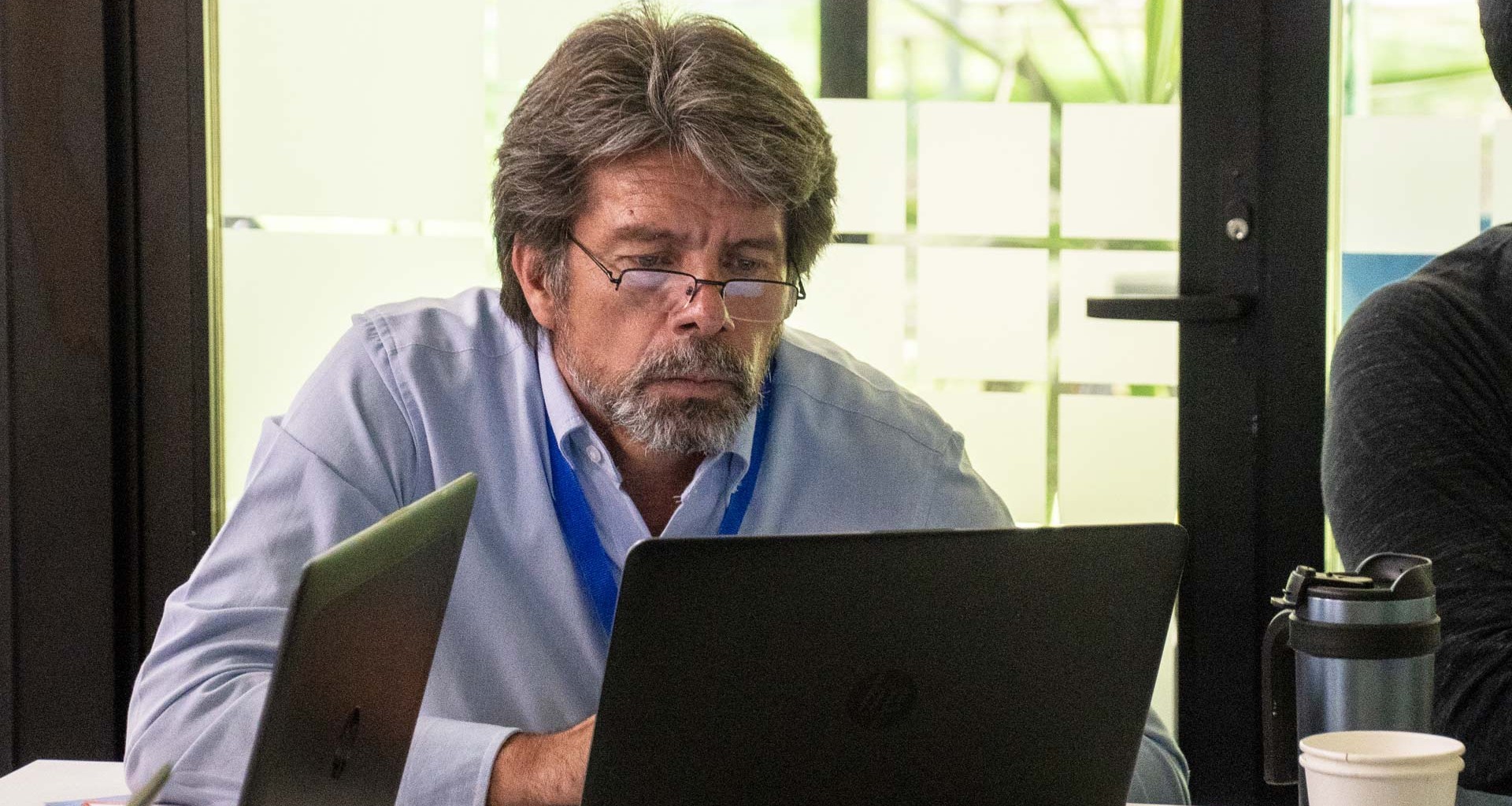 Profesor Armando Ledesma trabajando en su computadora