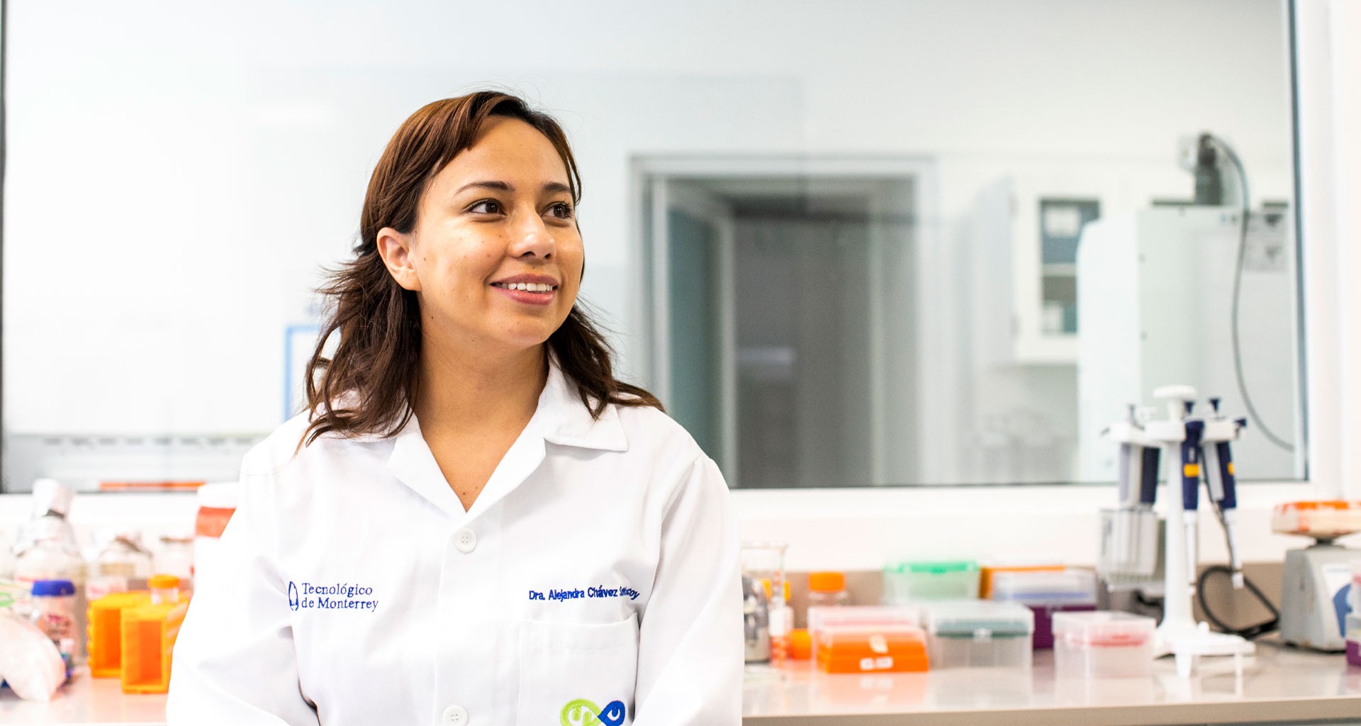 La Dra. Alejandra Chávez-Santoscoy es dirige el laboratorio de secuenciación genómica Tec BASE.