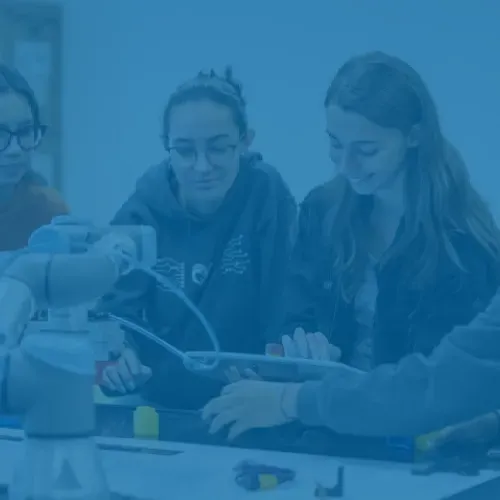 Alumnas en laboratorio