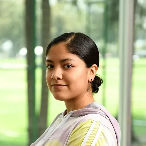 Estudiante en jardín de un campus del Tec de Monterrey