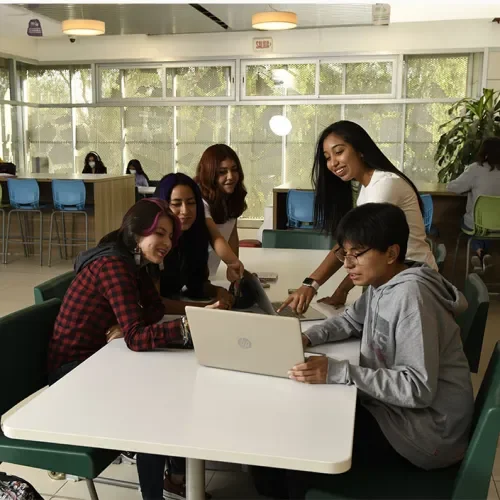 Estudiantes trabajando en equipo dentro de aula de un campus del Tec de Monterrey