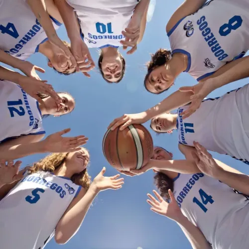 Alumnas con balón de básquetbol