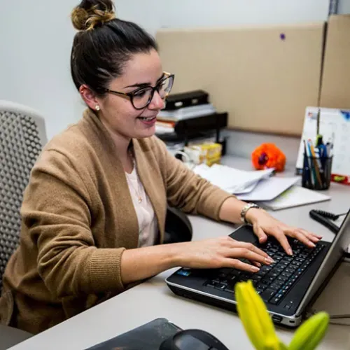 Colaboradora en área de trabajo
