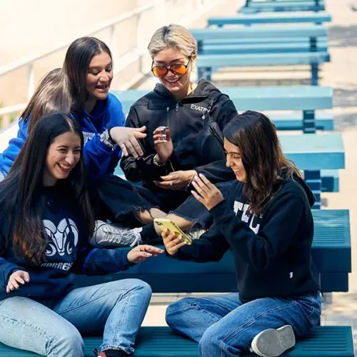 Alumnas con Productos de TECStore