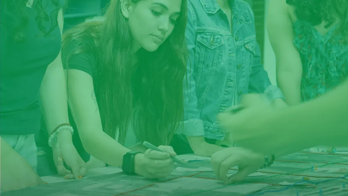 Alumno diseñando