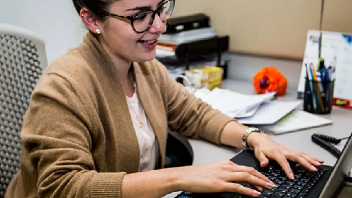 Colaboradora en área de trabajo