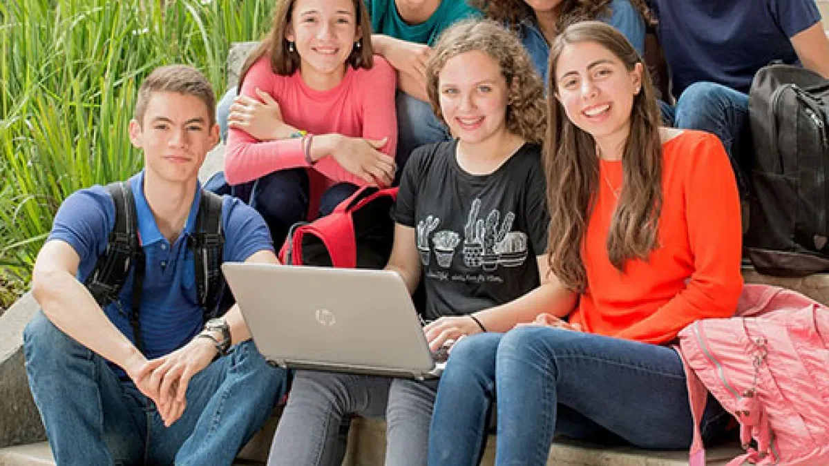 Alumnos de PrepaTec en escaleras de campus