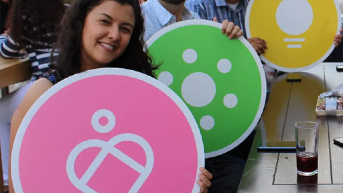 Colaboradores Tec con carteles de los valores institucionales