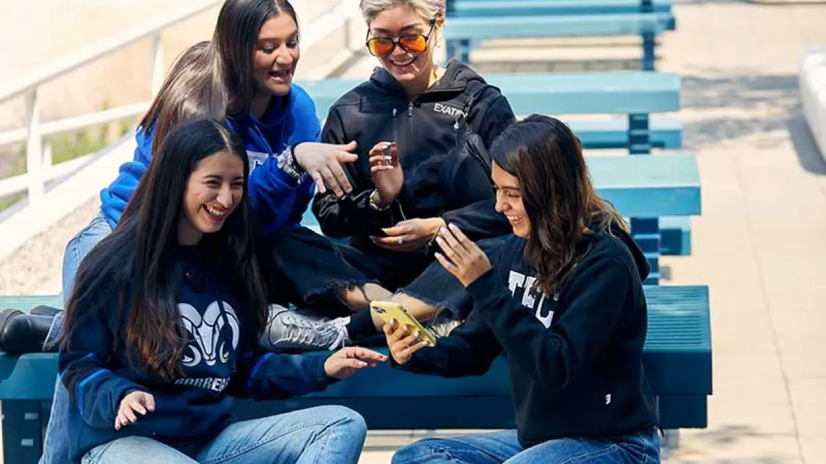Alumnas con Productos de TECStore