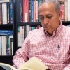 Profesor Felipe Balderas leyendo su libro