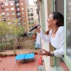 La mexicana mariachi que canta en un balcón en Barcelona